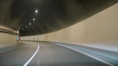 Yol tünelinde hız hareketi. Araba görüntüsü..