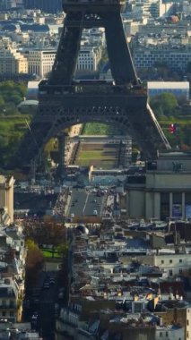 Eyfel Kulesi 'nin hikâyesi ve makarası için dikey görüntüler. Fransa 'daki ünlü Paris Eyfel Kulesi. Kulenin zaman aşımı Paris, Fransa.