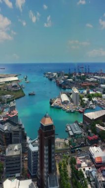 Port Louis, Mauritius. Hint Okyanusu 'ndaki tropikal bir adanın üzerinde insansız hava aracı uçuşu. Adadan yukarıdan bak. Hava manzaralı tropikal plaj.