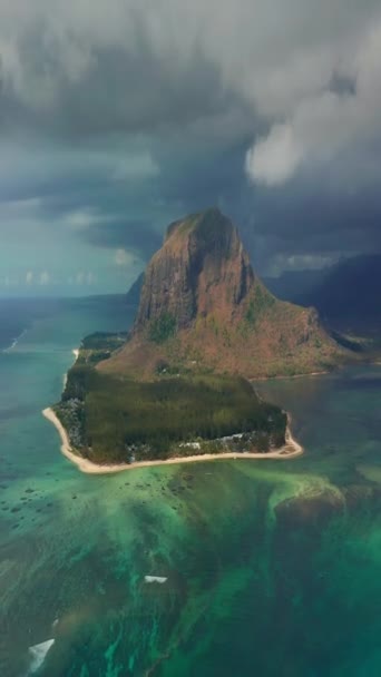 Vista Aérea Lujo Playa Tropical Arrecife Vivo Cielo Acuático Montaña — Vídeos de Stock