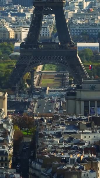 エッフェル塔のストーリーとリールのための垂直映像 フランスの有名なパリ エッフェル塔 フランス パリの塔のタイムラウンド — ストック動画