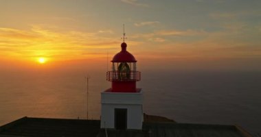 Gün batımında Cabo de Sao Vicente 'nin deniz fenerinin hava manzarası Vila do Bispo, Sagres, Portekiz.