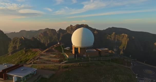 Fantasztikus Légi Felvétel Keringési Pályán Katonai Radar Felett Naplementekor Portugáliai — Stock videók
