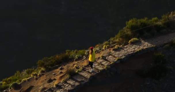 Traveler Yellow Jacket Hat Backpack Walks Paradise Island Active Young — Stock Video