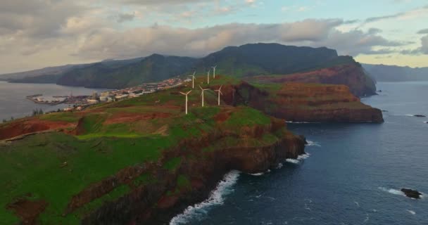 Αεροφωτογραφία Των Ανεμόμυλων Στέκεται Ένα Λόφο Πάνω Από Τον Ωκεανό — Αρχείο Βίντεο