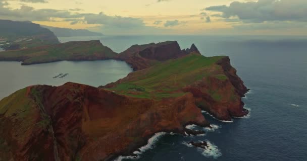日の出にマデイラ島の美しい風景 大西洋の波がマデイラ島の岩の上に衝突する ケープ ポンタ ルーレンコ ポルトガル — ストック動画