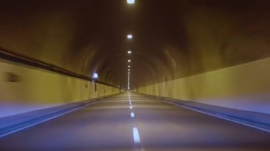 Yol tünelinde hız hareketi. Araba görüntüsü..