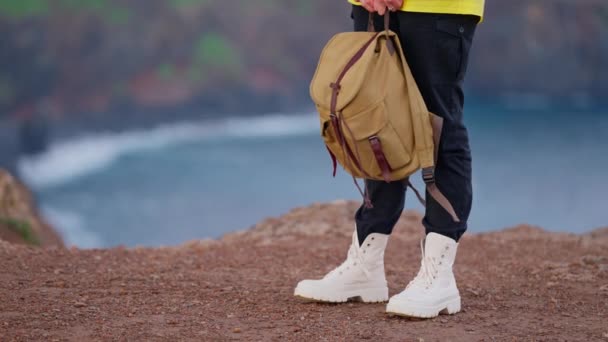 Ein Mädchen Touristenkostüm Steht Stiefeln Und Mit Einem Rucksack Rande — Stockvideo