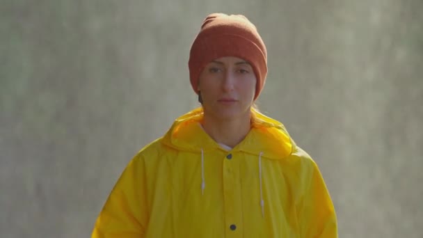 Retrato Una Niña Con Impermeable Amarillo Bajo Rocío Una Cascada — Vídeo de stock