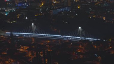 Gece karanlığında Funchal 'ın havadan görünüşü Madeira adasının en büyük şehri ve başkentidir..