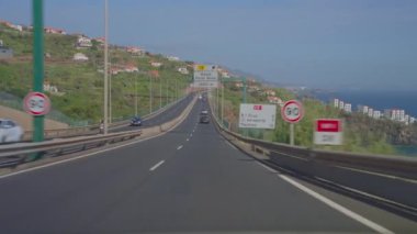 POV araç kullanımı, tepe manzaralı araba yolculuğu, Atlantik kıyısı kıvrımlı asfalt yol bakış açısı. Madeira Adası, Portekiz 'in güzel doğası..
