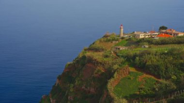 Gün batımında Cabo de Sao Vicente 'nin deniz fenerinin hava manzarası Vila do Bispo, Sagres, Portekiz.