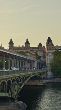 Paris 'in ünlü simgesi. Paris metrosunun geçtiği metal kuleye yakın Paris 'teki nehrin üzerindeki demir köprü. Zaman aşımı.