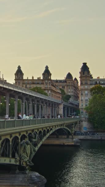 파리의 유명한 랜드마크 지하철이 통과하는 파리의 — 비디오