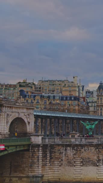 Famoso Hito París Puente Hierro Sobre Río París Cerca Torre — Vídeo de stock