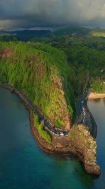 Hava manzaralı tropikal plaj, canlı resif, su gökyüzü ve Mauritius 'taki Le Morne dağı. Hint Okyanusu 'ndaki bir su altı şelalesinin hava görüntüsü..