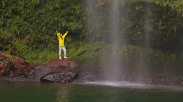 Mulher Viajante Caminhante Uma Capa Chuva Amarela Perto Cachoeira Nas — Vídeo de Stock