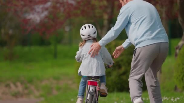 Dívka Cyklistika Parku Pečlivým Otcem Který Učí Jezdit Kole Šťastná — Stock video