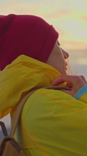 Dikey Video Sarı Ceketli Sırt Çantalı Kadın Gün Batımında Dağların — Stok video