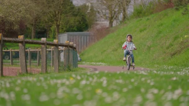 Cute Little Girl Białym Hełmie Jeździ Rower Uśmiecha Się Czuje — Wideo stockowe