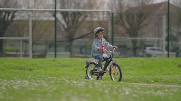 Menina Bonito Capacete Branco Monta Uma Bicicleta Sorri Sente Feliz — Vídeo de Stock