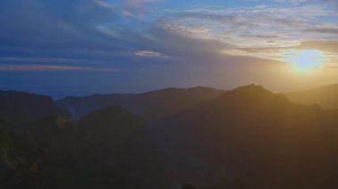 Pico Ruivo, Madeira Adası üzerinde sihirli bir günbatımı manzarası. Portekiz.