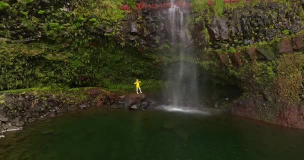 Повітряний Вид Жінку Відкриті Руки Під Водоспадом Походи Природу Пригоди — стокове відео