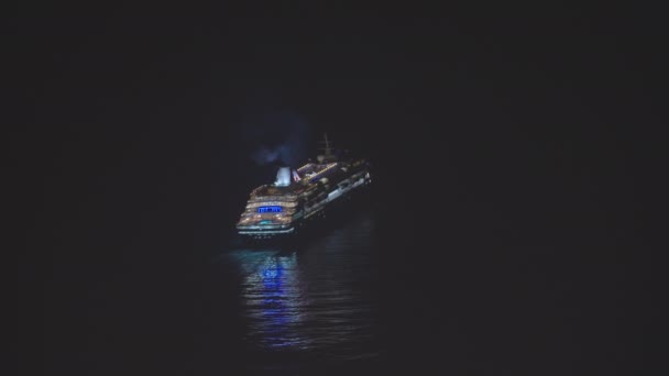 暗い大西洋のイルミネーションされた船の空中ビュー — ストック動画