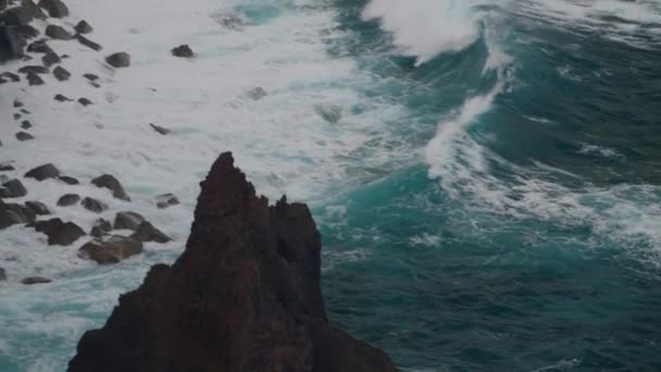 Vlny Narážející Skály Během Bouřkového Přívalu Madeira Portugalsko — Stock video