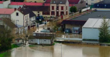 Burgundy, Fransa 'da doğal afet. Yonne departmanındaki bir şehri su bastı. Fransa 'nın merkezinde sel baskınları. Chablis kasabasında Yonne Nehri sel altında. 2024 ilkbahar seli.