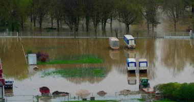 Burgundy, Fransa 'da doğal afet. Yonne departmanındaki bir şehri su bastı. Fransa 'nın merkezinde sel baskınları. Chablis kasabasında Yonne Nehri sel altında. 2024 ilkbahar seli.