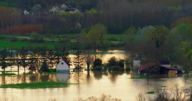 Burgundy, Fransa 'da doğal afet. Yonne departmanındaki bir şehri su bastı. Fransa 'nın merkezinde sel baskınları. Chablis kasabasında Yonne Nehri sel altında. 2024 ilkbahar seli.