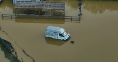 Burgundy, Fransa 'da doğal afet. Yonne departmanındaki bir şehri su bastı. Fransa 'nın merkezindeki sellerin havadan görüntüsü. Chablis kasabasında Yonne Nehri sel altında. 2024 ilkbahar seli.