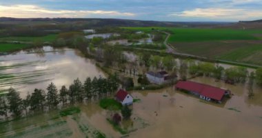 Yonne departmanındaki bir şehri su bastı. Fransa 'nın merkezindeki sellerin havadan görüntüsü. Chablis kasabasında Yonne Nehri sel altında. 2024 ilkbahar seli. 