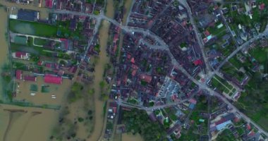 Burgundy, Fransa 'da doğal afet. Yonne departmanındaki bir şehri su bastı. Fransa 'nın merkezindeki sellerin havadan görüntüsü. Chablis kasabasında Yonne Nehri sel altında. 2024 ilkbahar seli.