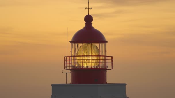 葡萄牙马德拉岛黄昏时灯塔闪烁着的头像镜头的闭合 — 图库视频影像