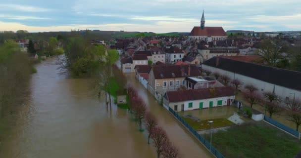 法国勃艮第的自然灾害 Yonne省的一个城市被水淹没了 从空中俯瞰法国中部的洪水 Yonne河在Chablis镇泛滥2024年春季洪水 — 图库视频影像
