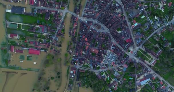 フランス ブルゴーニュの自然災害 水がヨンヌの町に浸水した フランスの中心部にある洪水の空中観測 チャブリスの町の洪水でヨンヌ川 春の洪水 2024 — ストック動画