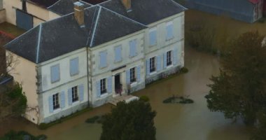 Burgundy, Fransa 'da doğal afet. Yonne departmanındaki bir şehri su bastı. Fransa 'nın merkezindeki sellerin havadan görüntüsü. Chablis kasabasında Yonne Nehri sel altında. 2024 ilkbahar seli.