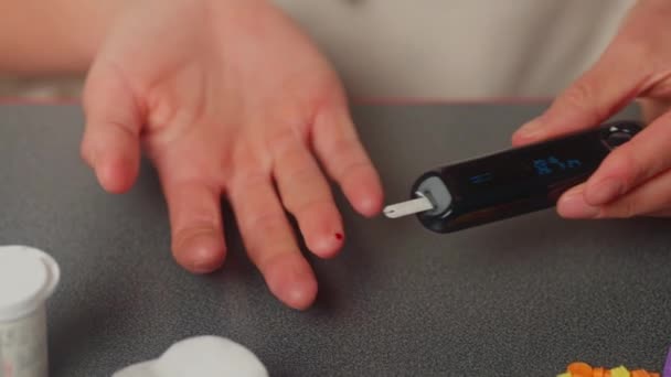 당뇨병 환자가 당뇨병을 당뇨병 환자는 집에서 포도당 측정기로 수치를 측정합니다 — 비디오