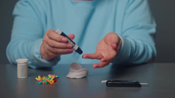 Eine Zuckerkranke Patientin Alter Misst Den Blutzuckerspiegel Mit Einem Glukometer — Stockvideo