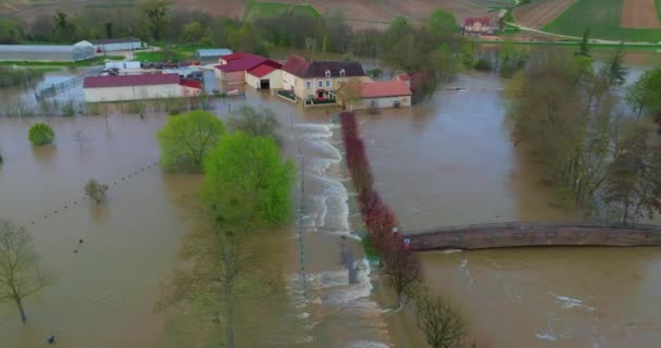 法国勃艮第的自然灾害 Yonne省的一个城市被水淹没了 从空中俯瞰法国中部的洪水 Yonne河在Chablis镇泛滥2024年春季洪水 — 图库视频影像