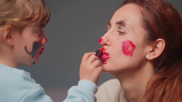 Cute Girl Maluje Makijaż Dla Swojej Matki Malowanie Twarzy Szczęśliwe — Wideo stockowe