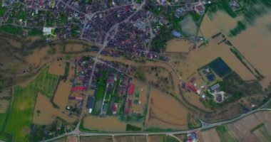 Burgundy, Fransa 'da doğal afet. Yonne departmanındaki bir şehri su bastı. Fransa 'nın merkezindeki sellerin havadan görüntüsü. Chablis kasabasında Yonne Nehri sel altında. 2024 ilkbahar seli.