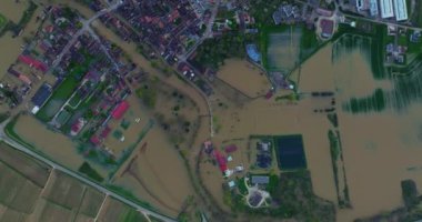 Burgundy, Fransa 'da doğal afet. Yonne departmanındaki bir şehri su bastı. Fransa 'nın merkezindeki sellerin havadan görüntüsü. Chablis kasabasında Yonne Nehri sel altında. 2024 ilkbahar seli.