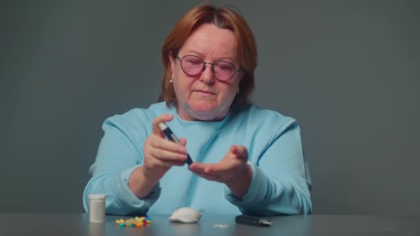 Diabetická Starší Žena Trpící Cukrovkou Měří Hladinu Glukózy Krvi Pomocí — Stock video