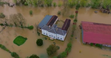 Yonne departmanındaki bir şehri su bastı. Fransa 'nın merkezindeki sellerin havadan görüntüsü. Chablis kasabasında Yonne Nehri sel altında. 2024 ilkbahar seli. 