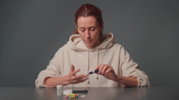 Diabetisk Kvinde Patient Lider Sukkersyge Måler Blodsukkeret Med Glukometer Derhjemme – Stock-video