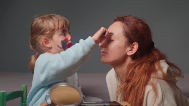 Menina Bonito Pinta Maquiagem Para Sua Mãe Pintura Facial Momentos — Vídeo de Stock