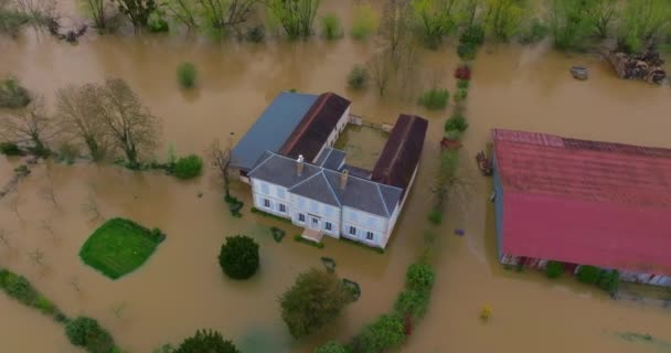 Yonne省的一个城市被水淹没了 从空中俯瞰法国中部的洪水 Yonne河在Chablis镇泛滥2024年春季洪水 — 图库视频影像